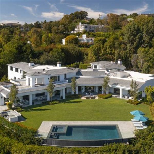 Ben Affleck Leaves J. Lo’s House 1 Day After Their Sexy Date While She Furniture Shops with Emme, 13