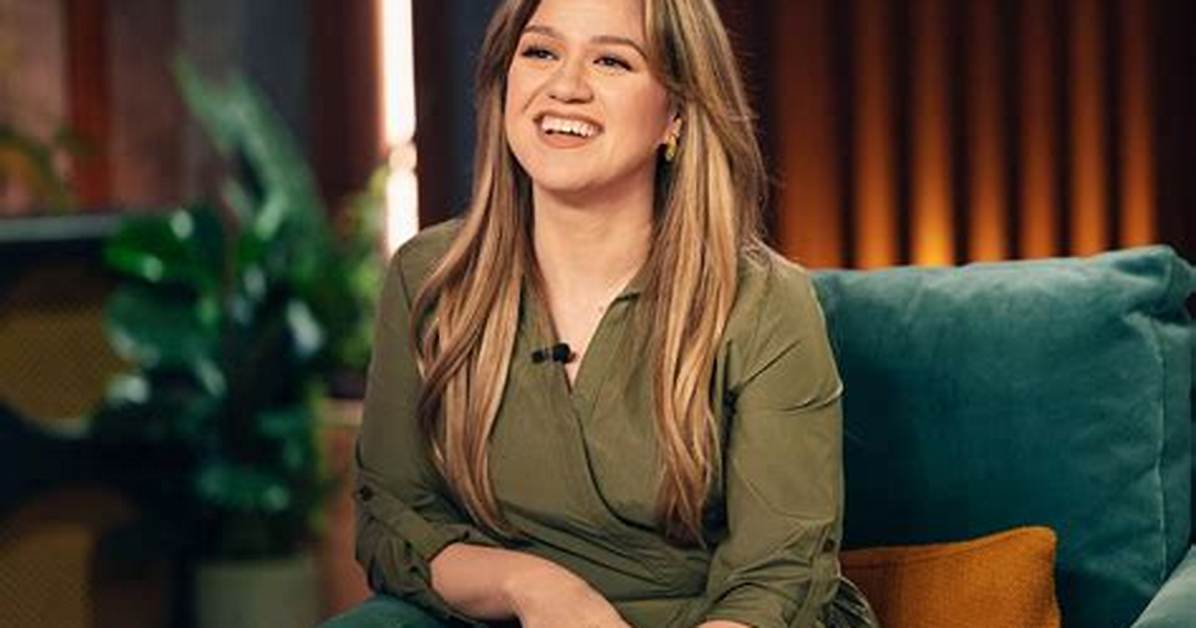 Discoveries and Delights in Kelly Clarkson's New Christmas Album