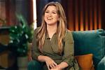 Discoveries and Delights in Kelly Clarkson's New Christmas Album