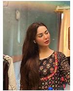 Find out: Hania Amir's Height in Inches!
